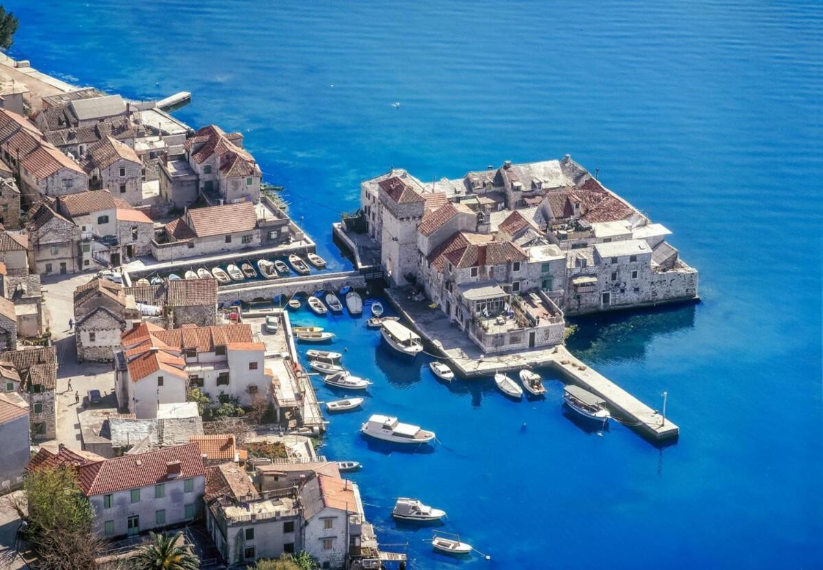 Dida Roko, Rustikalni Apartman S Terasom Kastela Exterior photo